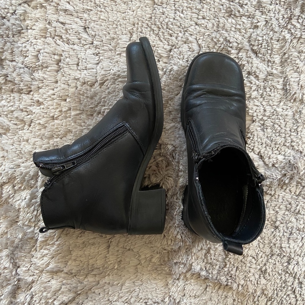 La CANADIENNE Mid Heel Ankle Black Leather Boots